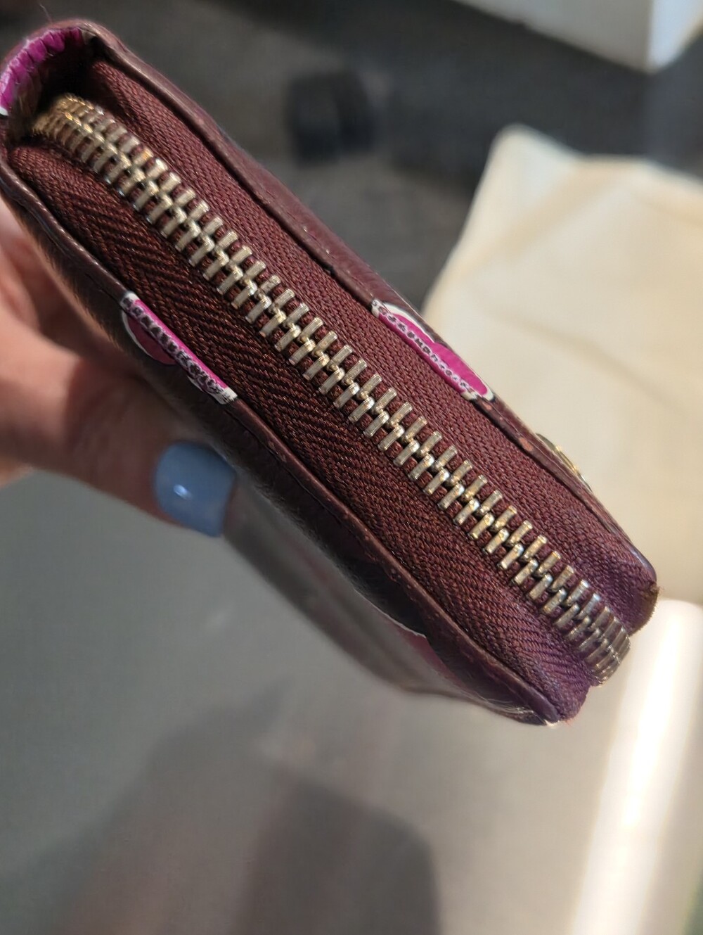 Gucci Zip-Around Wallet in Burgundy with Pink Heart Motif - Picture 13 of 16